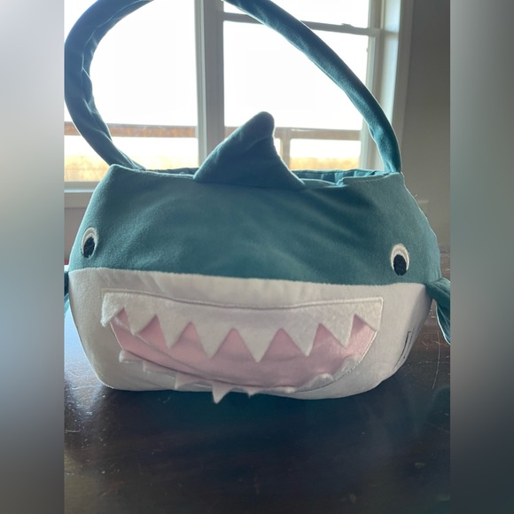 Shark Easter basket - Picture 1 of 1